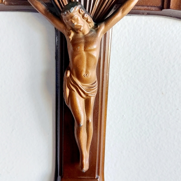 Metal crucifix in shades of brown and bronze. - Picture 4 of 9